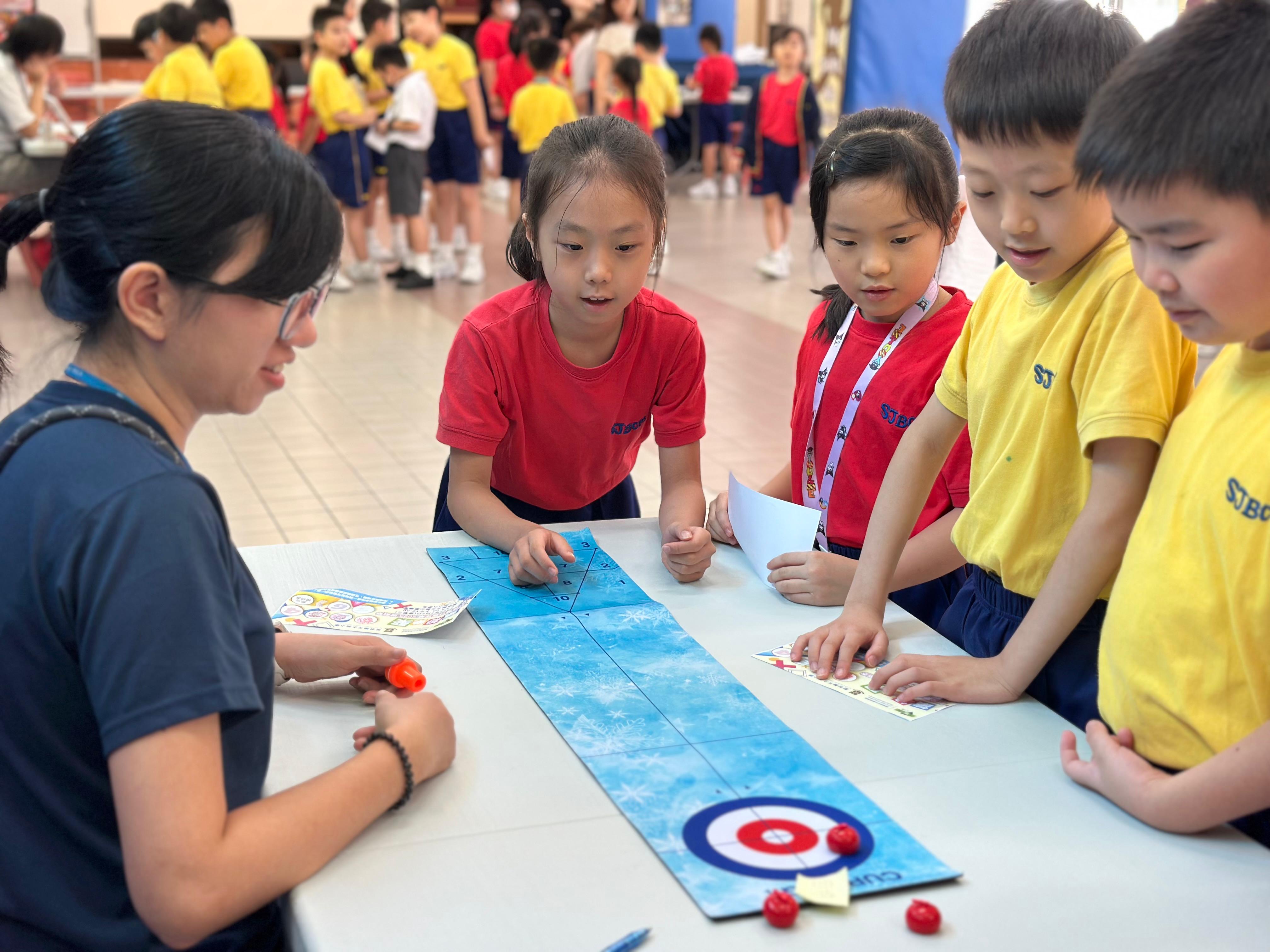 校本訓輔組攤位遊戲嘉年華 (10).jpeg